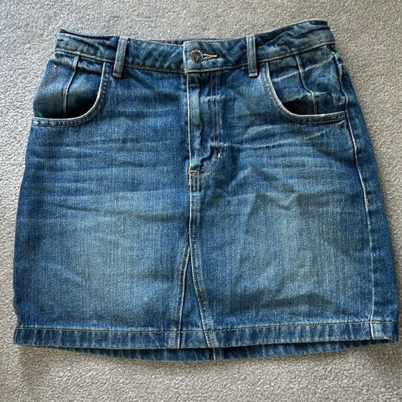 Guess Dresses & Skirts - Guess Medium Wash Denim Mini Skirt size 26 EUC -perfect for summer!